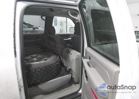 2004 Chevrolet Suburban 1500 Ls из США, поврежденный, VIN 1GNFK16Z84J291385